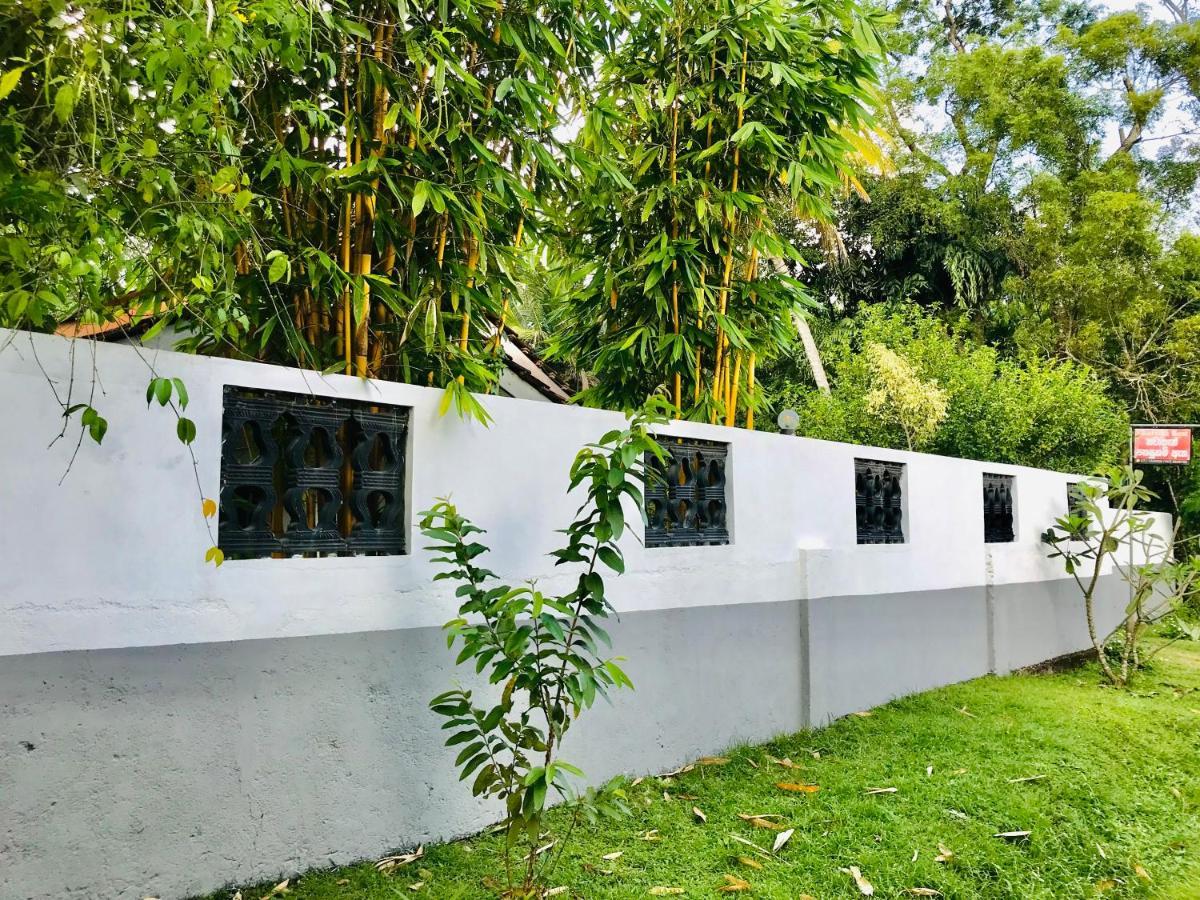 Charitha Rest Hotel Ampara Exterior photo